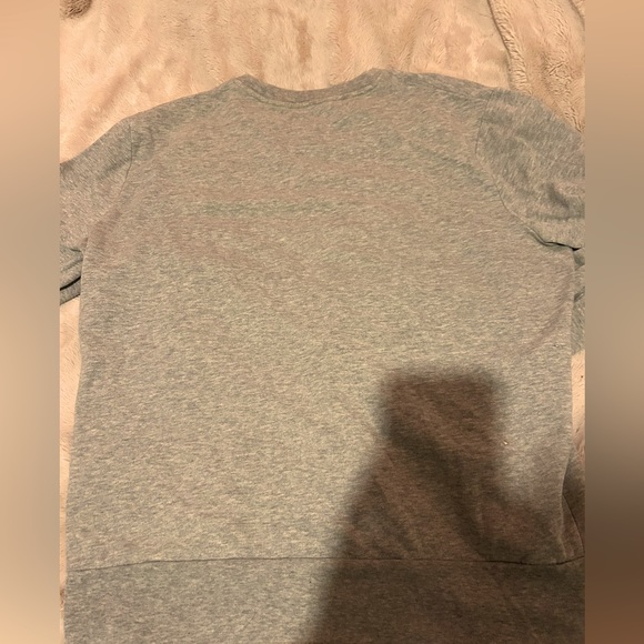 This Levi's crewneck is very thick and warm I've only worn a few times but love! - Picture 4 of 4